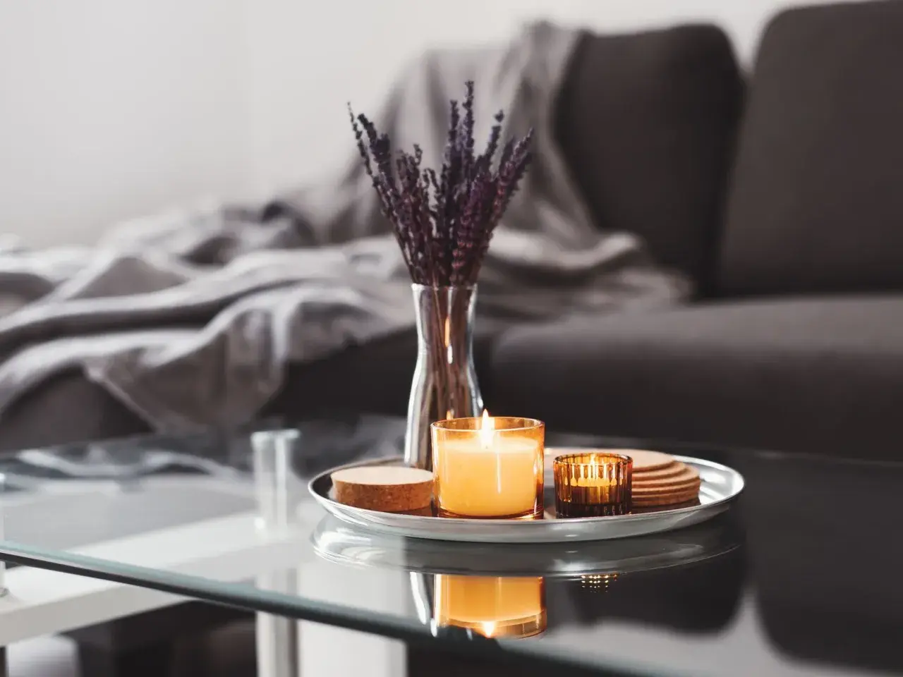 Gemütliche couchtisch deko ideen: Kerzenlicht und Lavendel auf einem Tablett schaffen eine entspannte Atmosphäre.