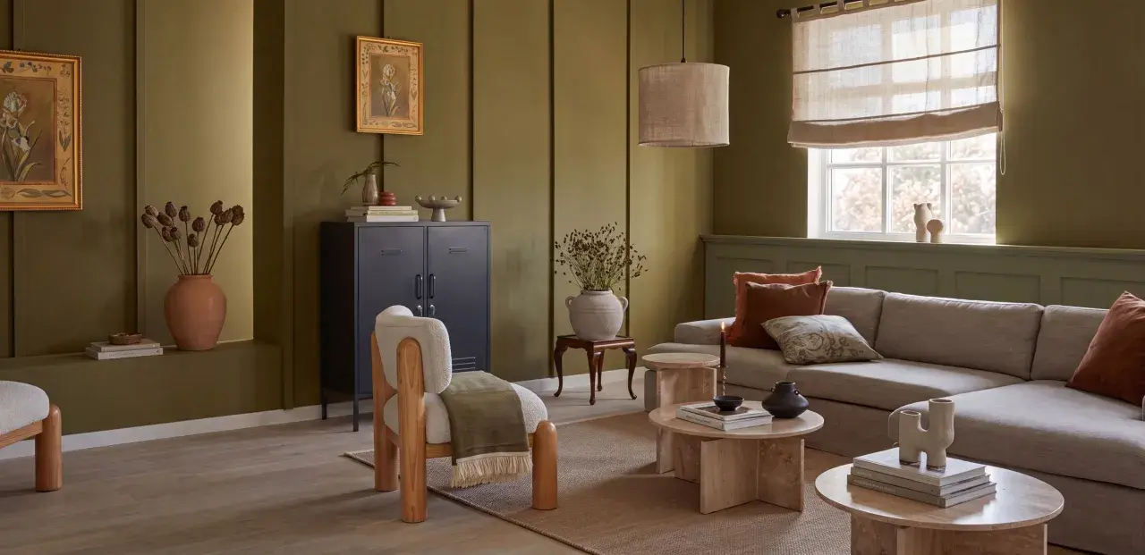 Gemütliches Wohnzimmer mit erdigen Tönen. Tolle wohnzimmer ideen farbe: Olivgrün an den Wänden, kombiniert mit natürlichen Materialien und warmen Akzenten.