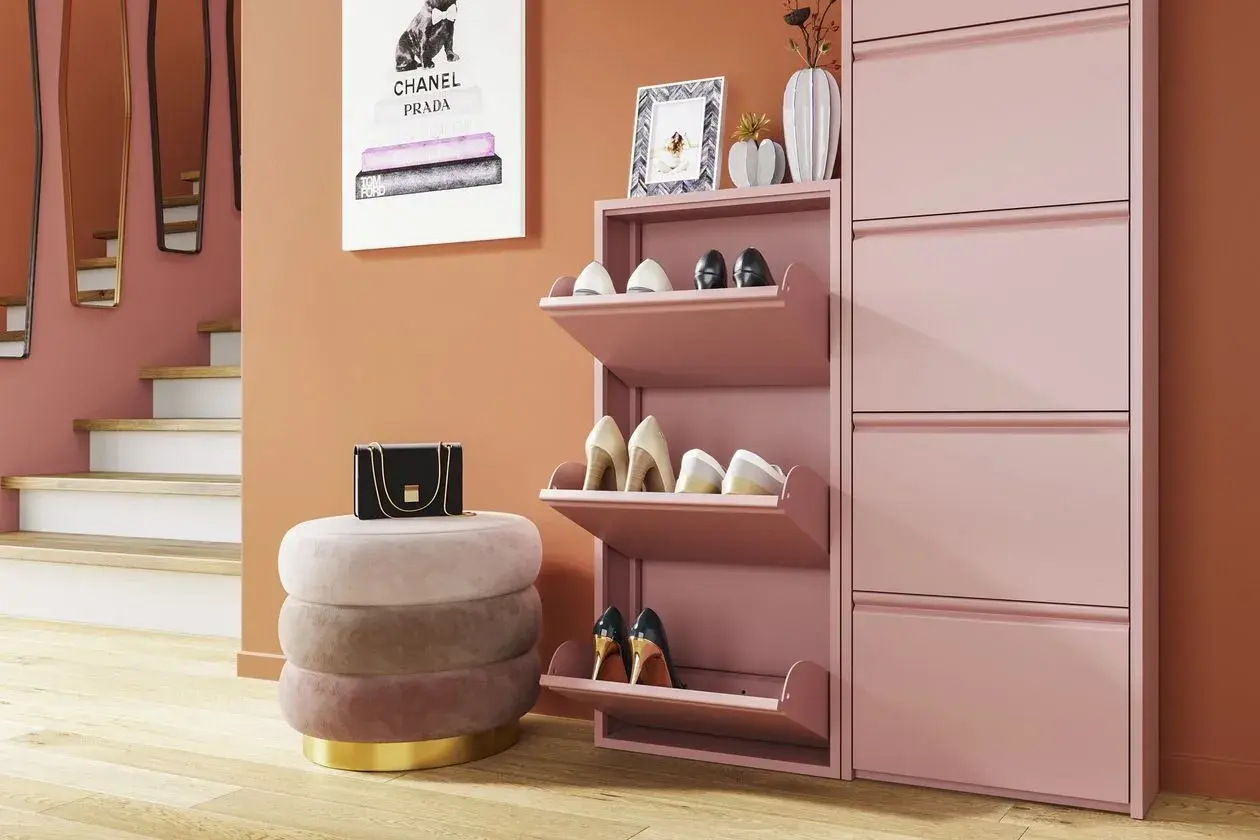 Stilvoller Eingangsbereich mit rosa Schuhschränken, Hocker und Wandspiegeln.