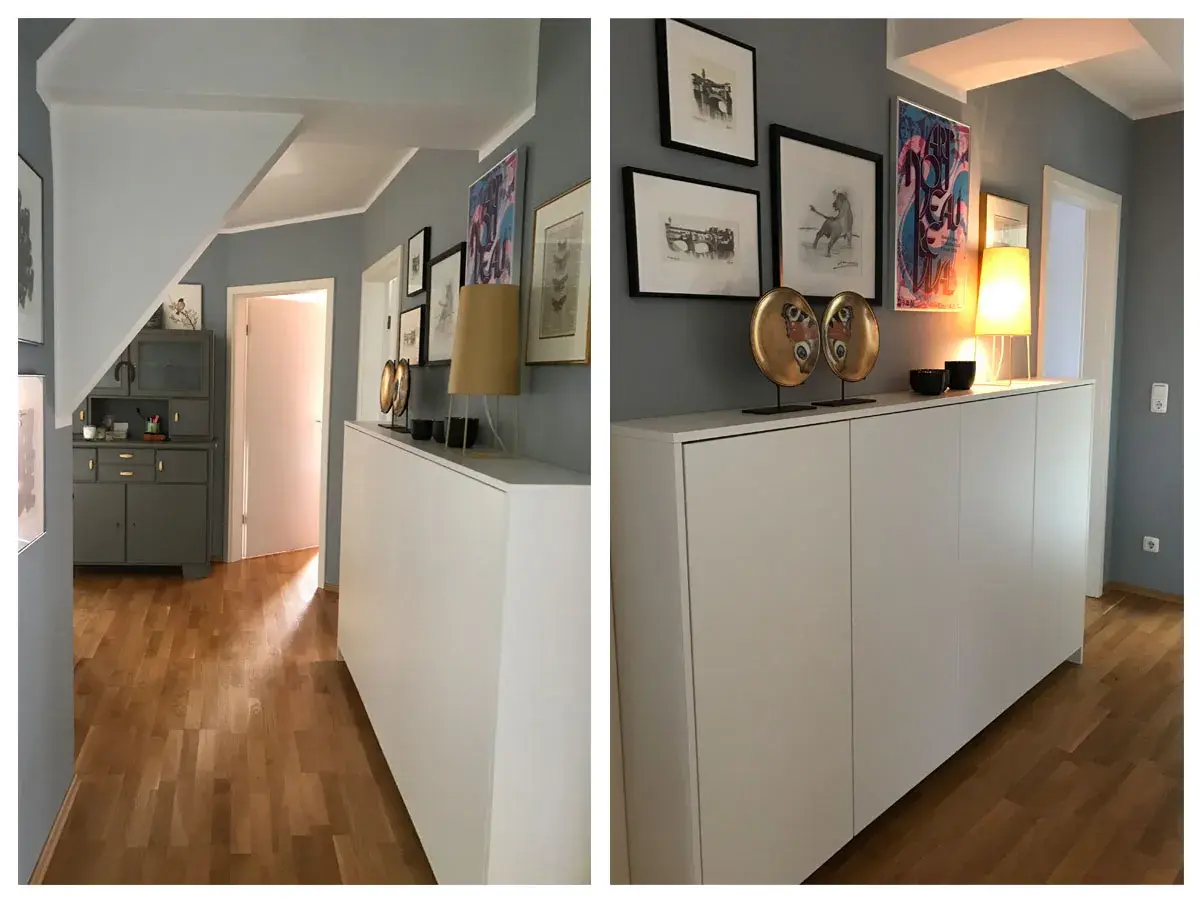 Moderne schmaler flur ideen: weiße Kommode mit Kunst und Lampe, grauer Schrank, Holzboden.