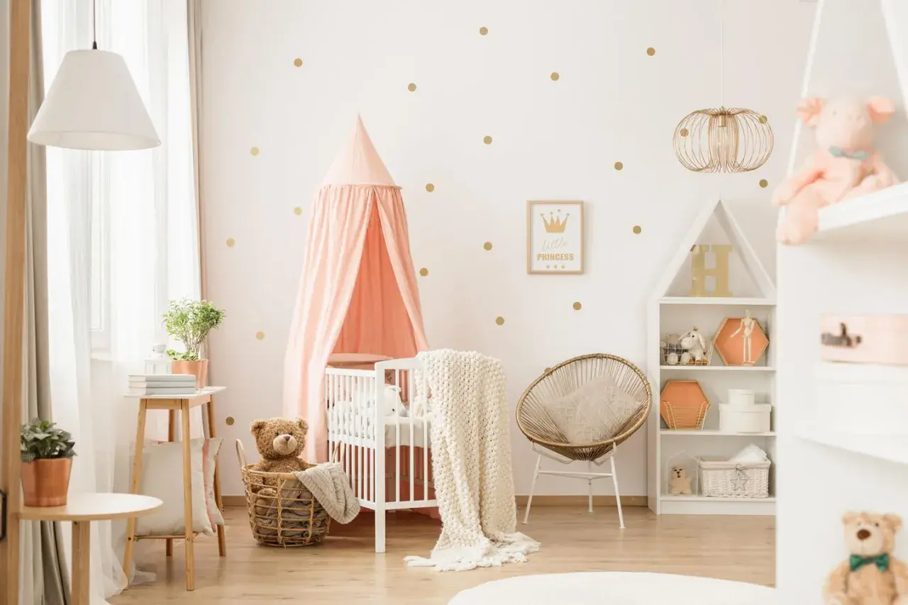 Schönes Kinderzimmer mit Himmelbett, Teddybär im Korb und Regal. Tolle kinderzimmer ordnung ideen für ein gemütliches Zuhause.