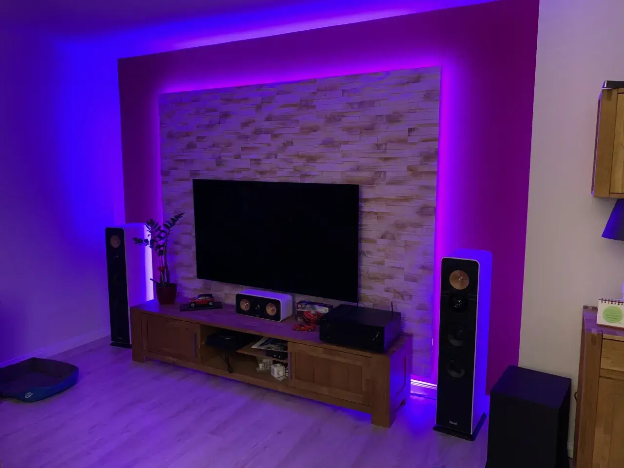 Moderne TV-Wand mit Steinoptik und indirekter LED-Beleuchtung. Ein DIY-Projekt, das beeindruckt.