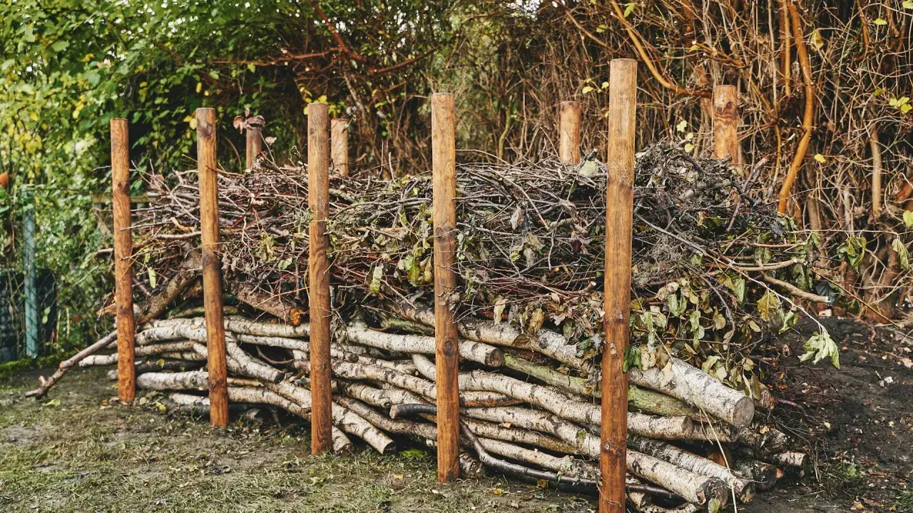 Holzstapel und Äste bilden eine rustikale totholzhecke anlegen. Ein natürlicher Lebensraum für Tiere entsteht.