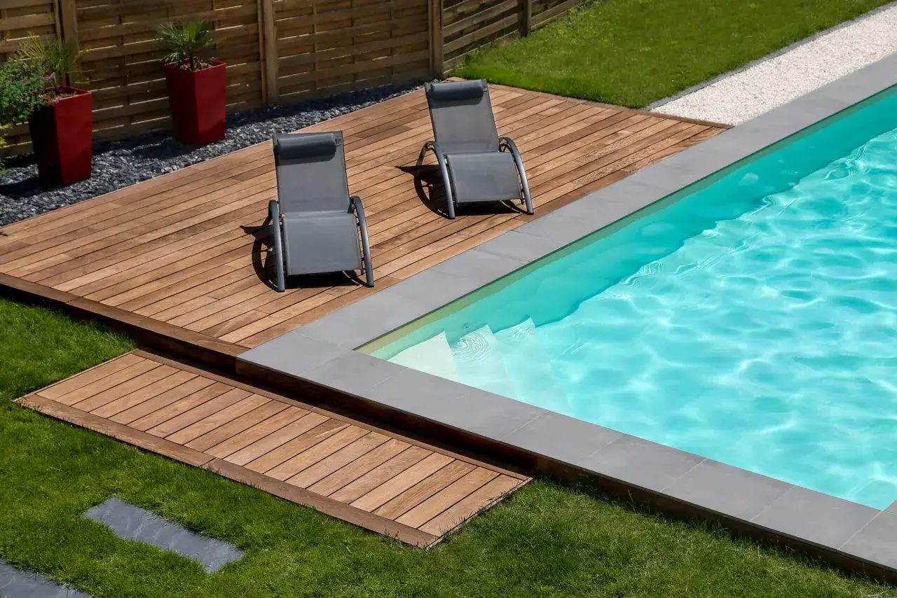 Traumhafte Poolumrandung aus Holz, selber bauen leicht gemacht. Entspannung pur auf der Holzterrasse neben dem Pool.