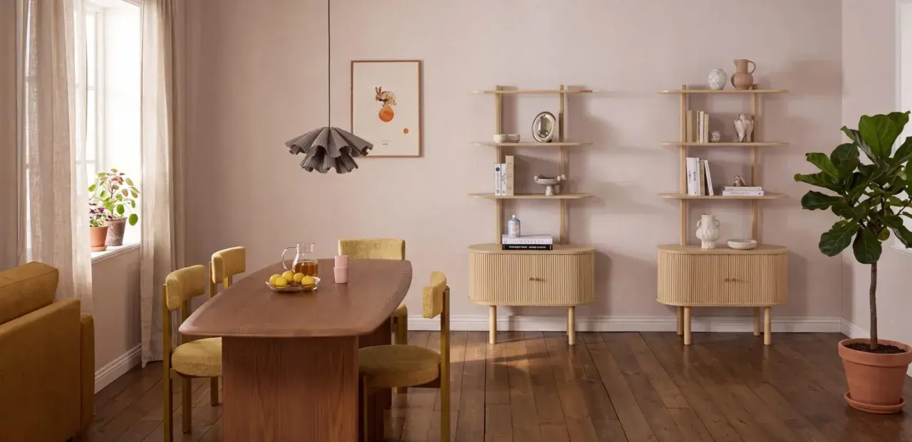 Helle, moderne Esszimmer-Möbel mit gelben Stühlen und einem Holztisch. Regale und Kommoden bieten tolle zimmer umstellen ideen.