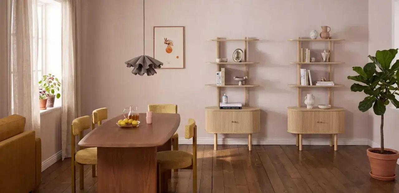 Helle, moderne Esszimmer-Möbel mit gelben Stühlen und einem Holztisch. Regale und Kommoden bieten tolle zimmer umstellen ideen.