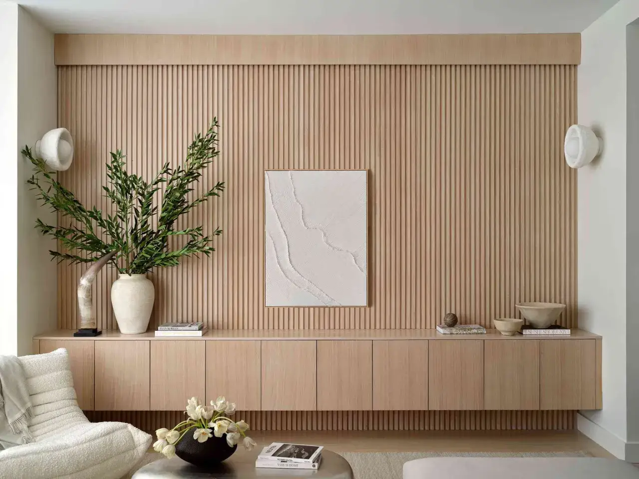 Holzvert&auml;felung im Wohnzimmer, inspiriert von nat&uuml;rlichen Holzt&ouml;nen. Diese wohnzimmer ideen farbe schaffen eine warme und einladende Atmosph&auml;re.
