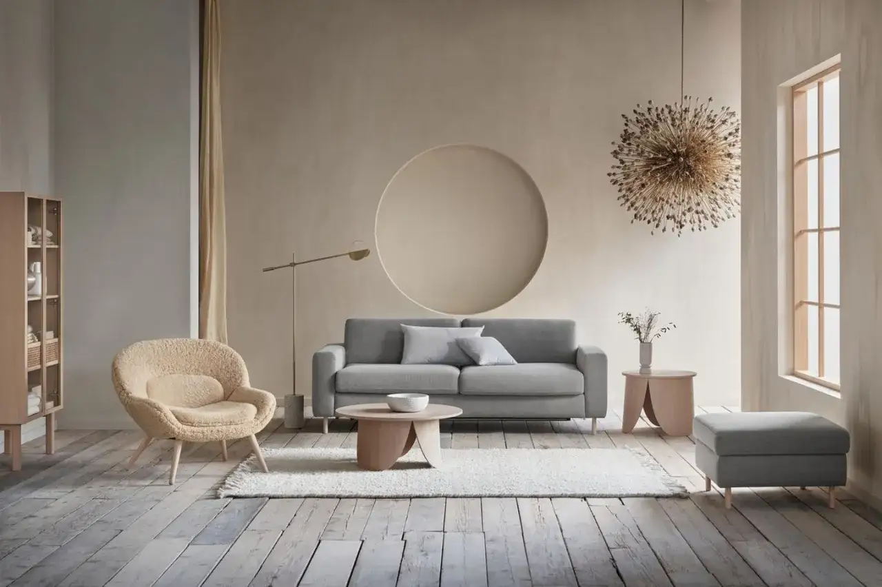 Gem&uuml;tliches Wohnzimmer: Ein graues Sofa und ein flauschiger Sessel laden zum Entspannen ein. Perfekt, um Sofa und Sessel zu kombinieren.