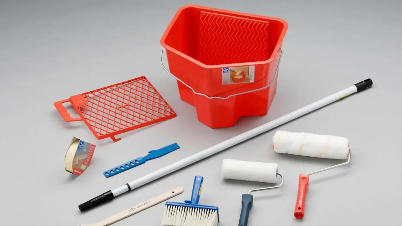Werkzeugset zum Rauputz streichen: Eimer, Abstreifgitter, Farbroller, Teleskopstiel, Pinsel und Klebeband.