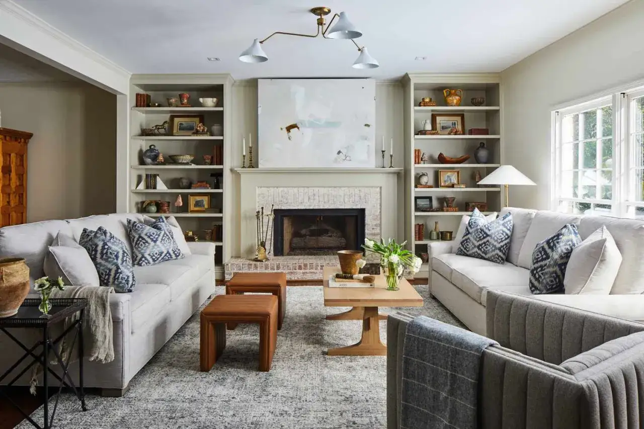 Gem&uuml;tliches Wohnzimmer mit Kamin, zwei Sofas, B&uuml;cherregalen und Couchtisch. Tolle zimmer umstellen ideen f&uuml;r ein harmonisches Ambiente.