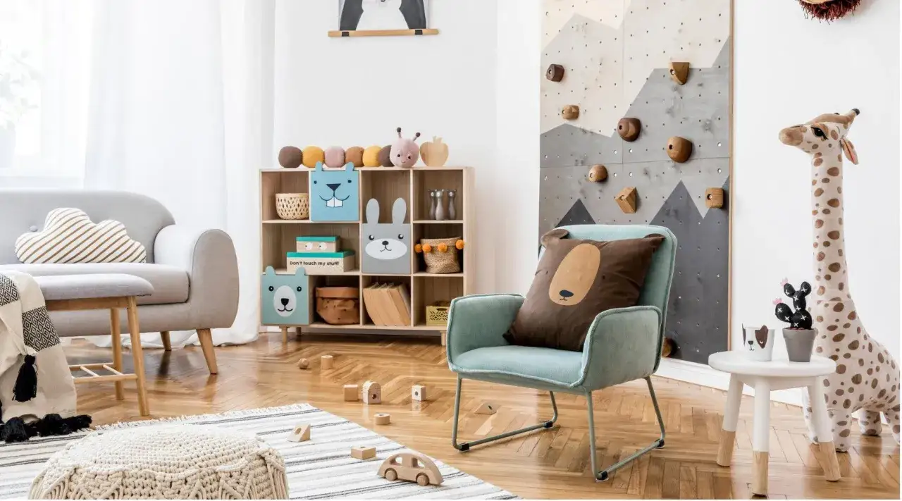 Niedliche Kinderzimmer Ordnung Ideen: Spielzeug in bunten Boxen, Kletterwand und Kuscheltiere schaffen Gem&uuml;tlichkeit.