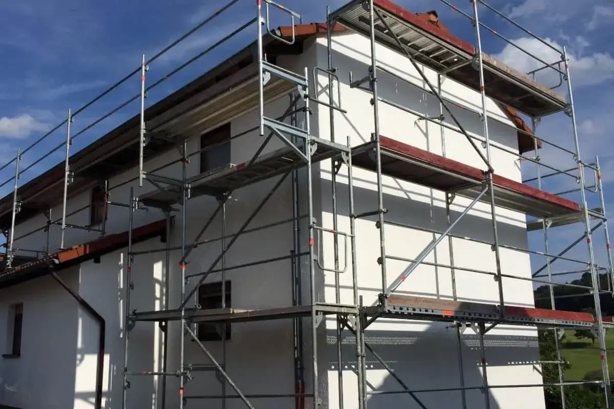 Ger&uuml;st am Haus f&uuml;r die Fassadenarbeiten. So streicht man eine Fassade sicher und effizient.