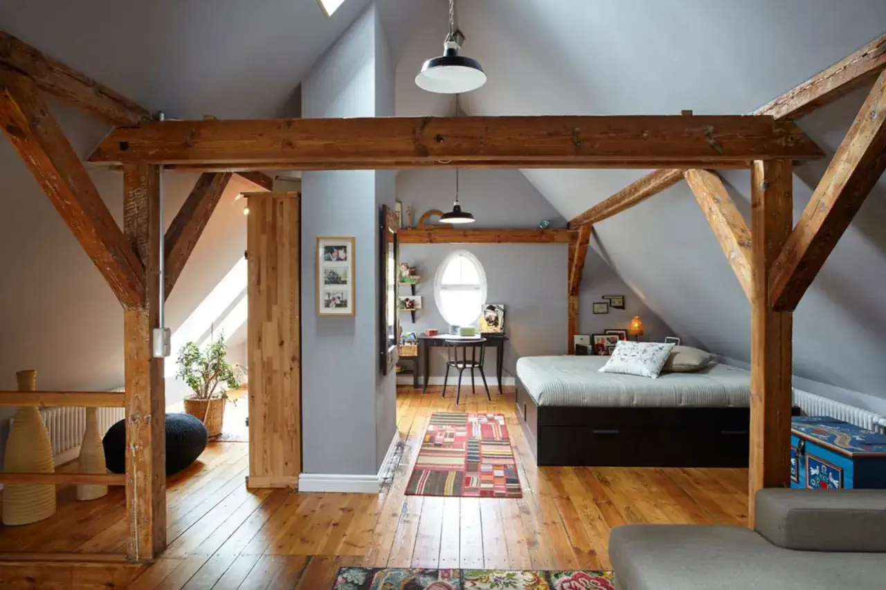 Gemütliches Dachgeschoss Schlafzimmer mit Holzbalken und skandinavischem Flair. Tolle Dachgeschoss Schlafzimmer Ideen für kleine Räume.