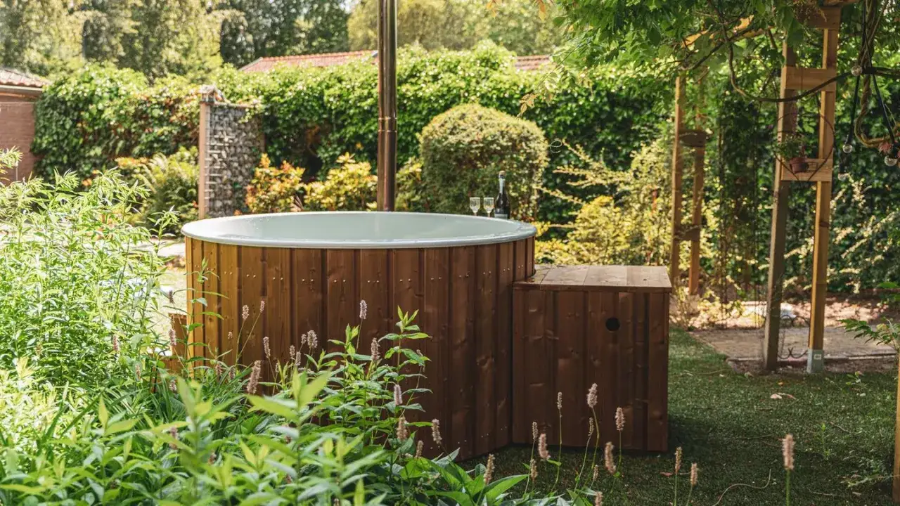 Ein aufstellpool verkleiden mit Holz schafft eine gem&uuml;tliche Atmosph&auml;re im Garten. Hier ein sch&ouml;ner Pool mit Holzverkleidung und Sitzbank.