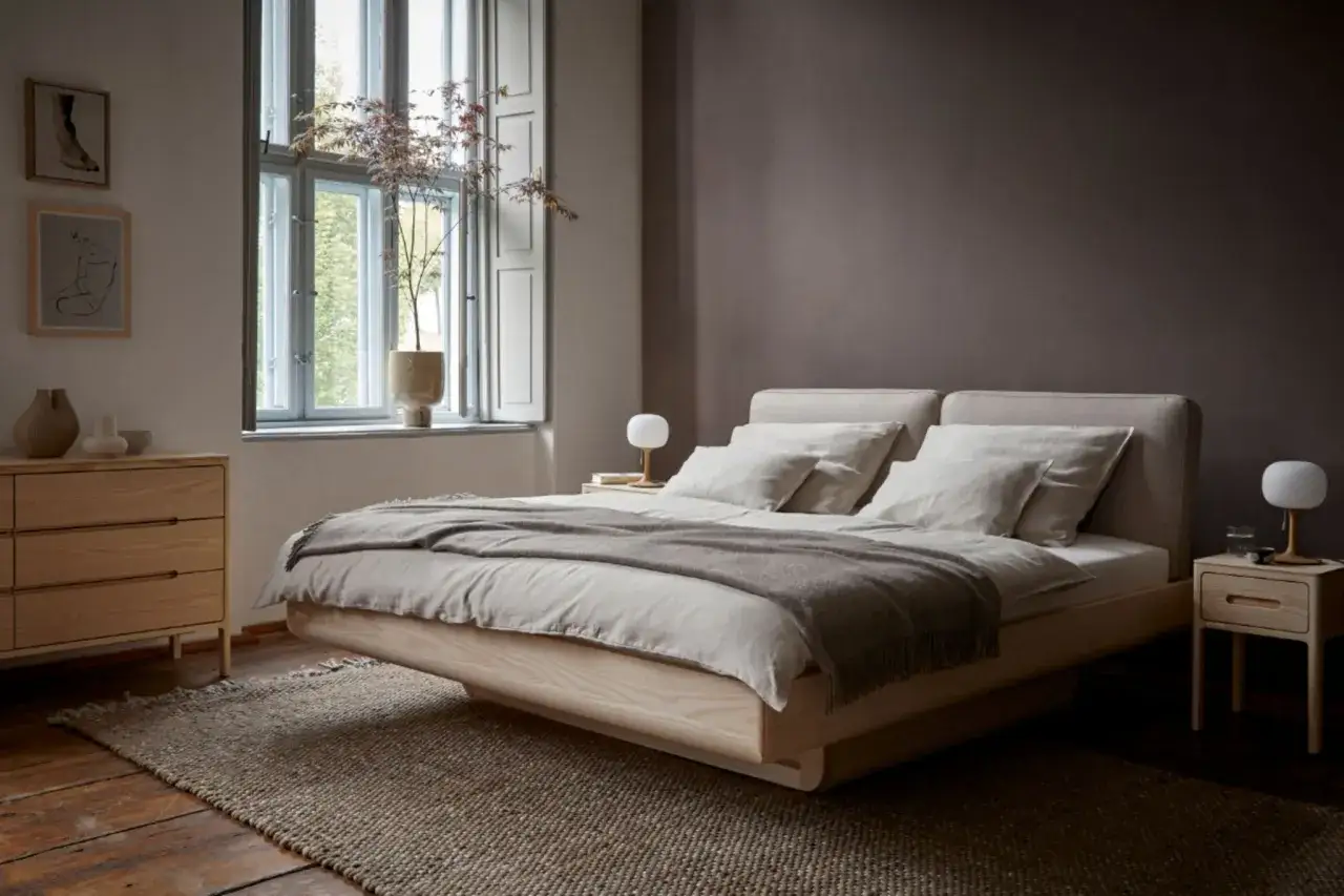 Ein gemütliches Schlafzimmer mit natürlichen schlafzimmer farben. Helles Holz, Leinen und erdige Töne schaffen eine beruhigende Atmosphäre.