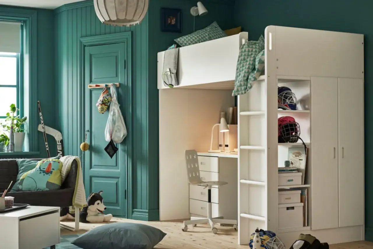 Ein cooles Jugendzimmer einrichten: Hochbett mit Schreibtisch, Hockey-Ausr&uuml;stung und Kuscheltieren.