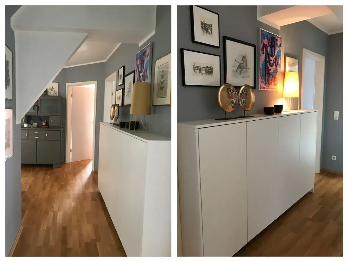 Moderne schmaler flur ideen: schlichte weiße Kommode mit Kunst und Lampe, daneben ein grauer Schrank und eine Tür.