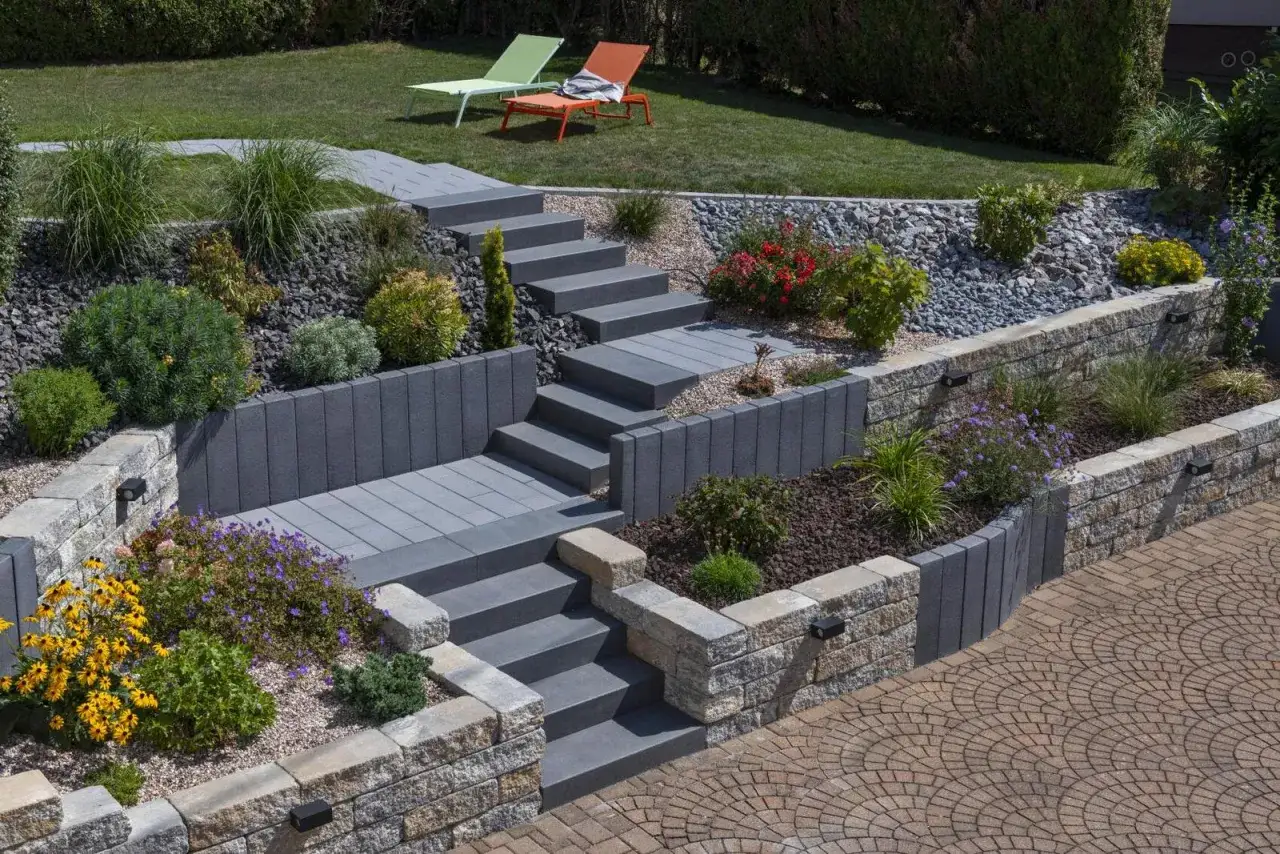 Moderne Gartentreppe mit Stufen aus Beton und Mauern aus Naturstein. Tolle Ideen mit Pflanzsteinen f&uuml;r eine ansprechende Hanggestaltung.