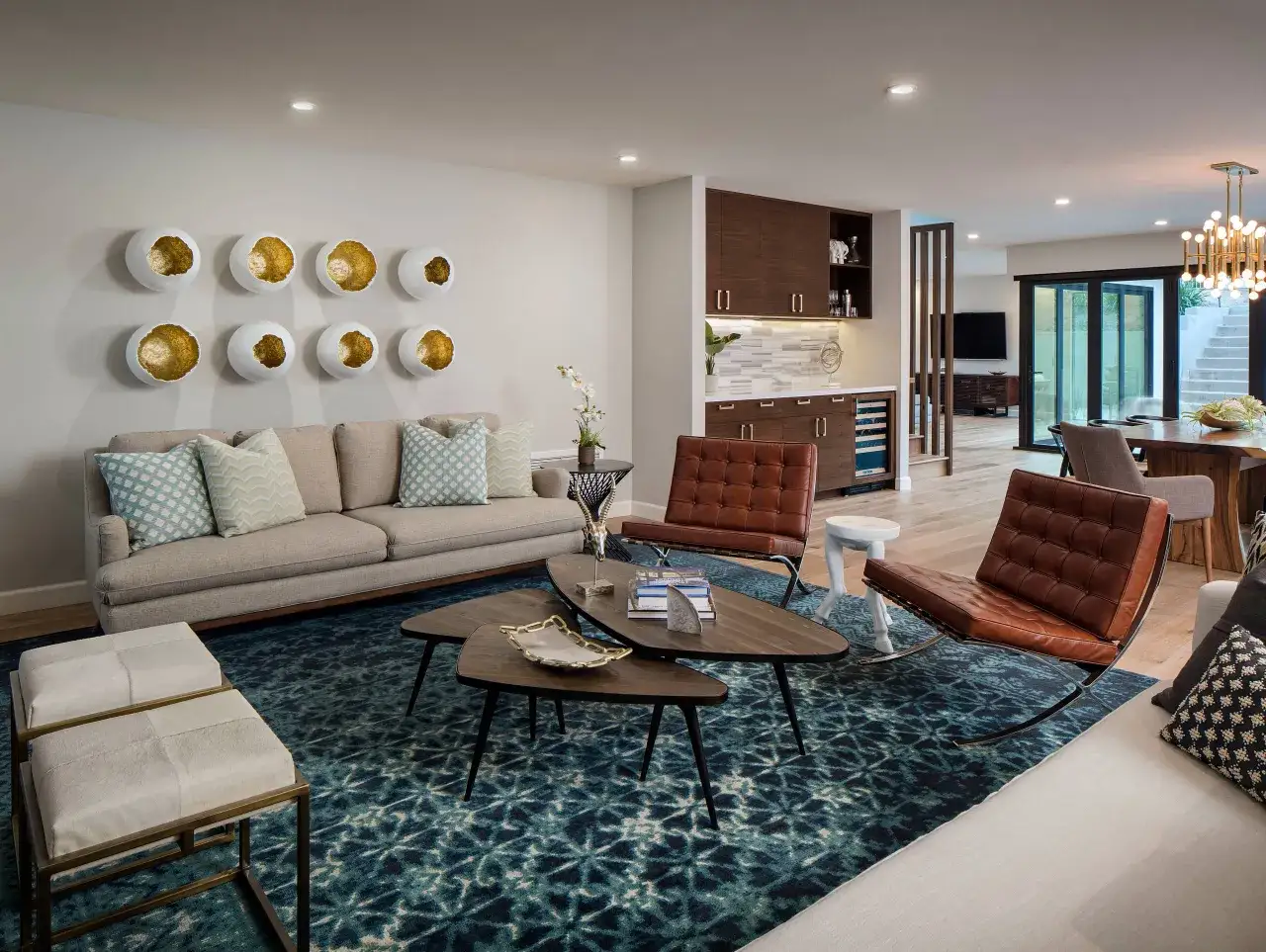 Moderne wandgestaltung wohnzimmer hinter couch mit runden, wei&szlig;en Deko-Objekten mit goldenem Inneren.