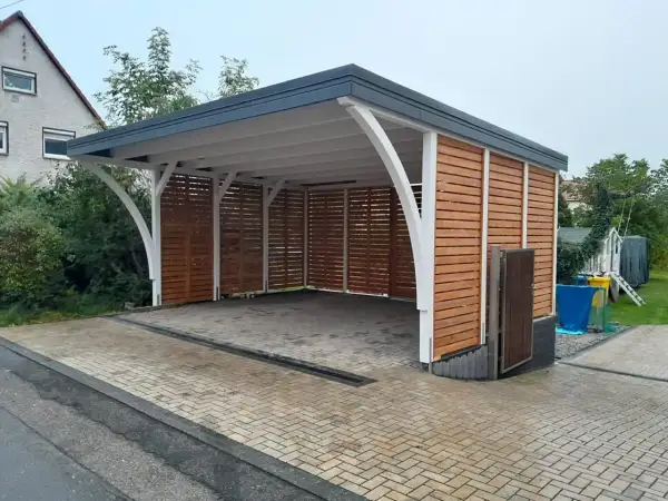 Moderner Carport mit Holzverkleidung. Die Baugenehmigung für dieses Projekt war unkompliziert.