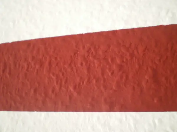 Wand streichen Muster abkleben Ideen: Rote und weiße Farbflächen mit unregelmäßiger Textur.
