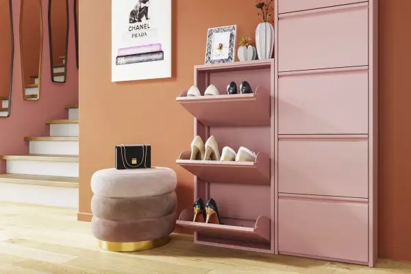 Stilvoller Eingangsbereich mit rosa Schuhschränken, Hocker und Wandspiegeln.