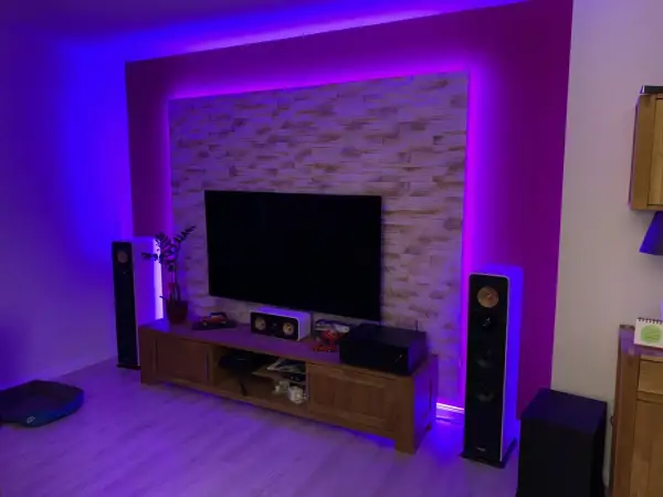 Moderne TV-Wand mit Steinoptik und indirekter LED-Beleuchtung. Ein DIY-Projekt, das beeindruckt.