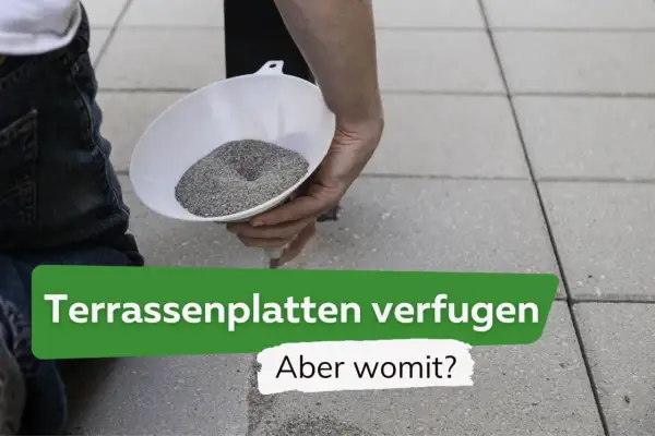 Person füllt Fugenmörtel mit einem Trichter in die Fugen von Terrassenplatten.