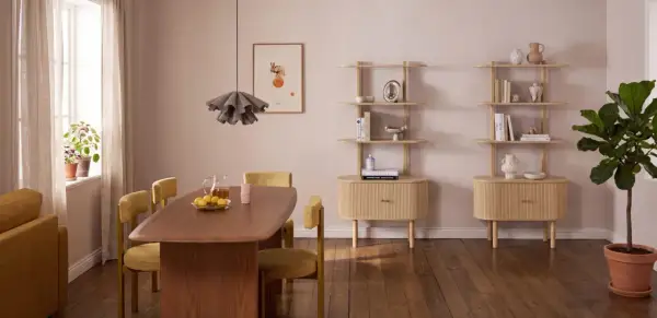 Helle, moderne Esszimmer-Möbel mit gelben Stühlen und einem Holztisch. Regale und Kommoden bieten tolle zimmer umstellen ideen.
